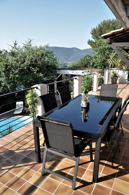 Table sur terrasse pouvant accueillir 12 convives