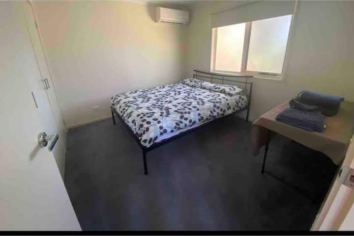 3e slaapkamer boven met queensize bed en ingebouwde gewaden