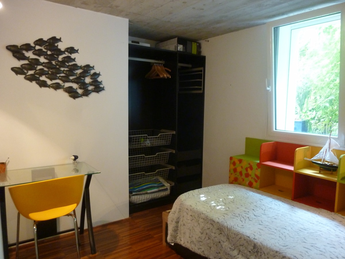 Chumba cha 3 cha kulala kiko kwenye ghorofa ya chini na kitanda kimoja.