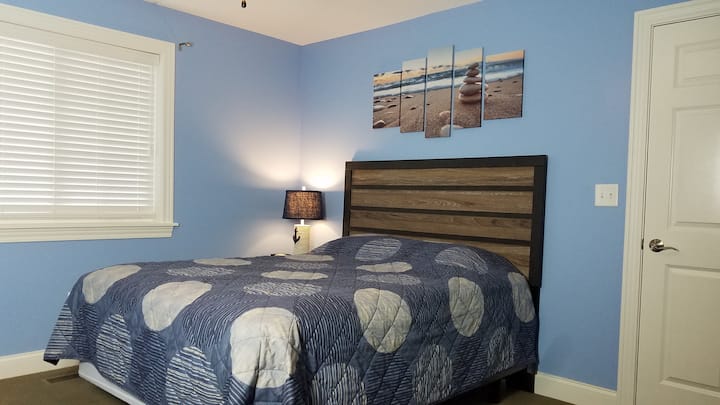 Muestra de dormitorio en el piso principal con baño
- Se proporcionarán sábanas y fundas de almohada. 
- También hay almohadas y edredones en las camas.