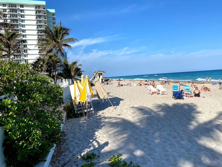 2bd/2bth Directly On The Beach. Direct Ocean Views - Hollywood, FL