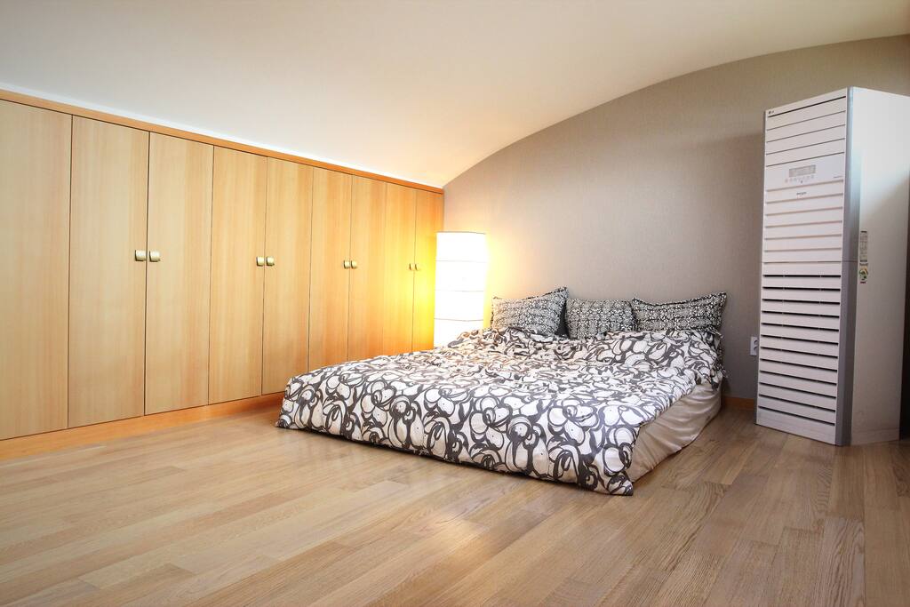 Room1 : King bed