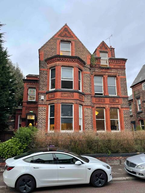 Huge House - 12 Double Bedrooms Sleeps up to 30ppl