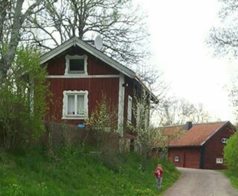Bostad till vänster.
House to the left.