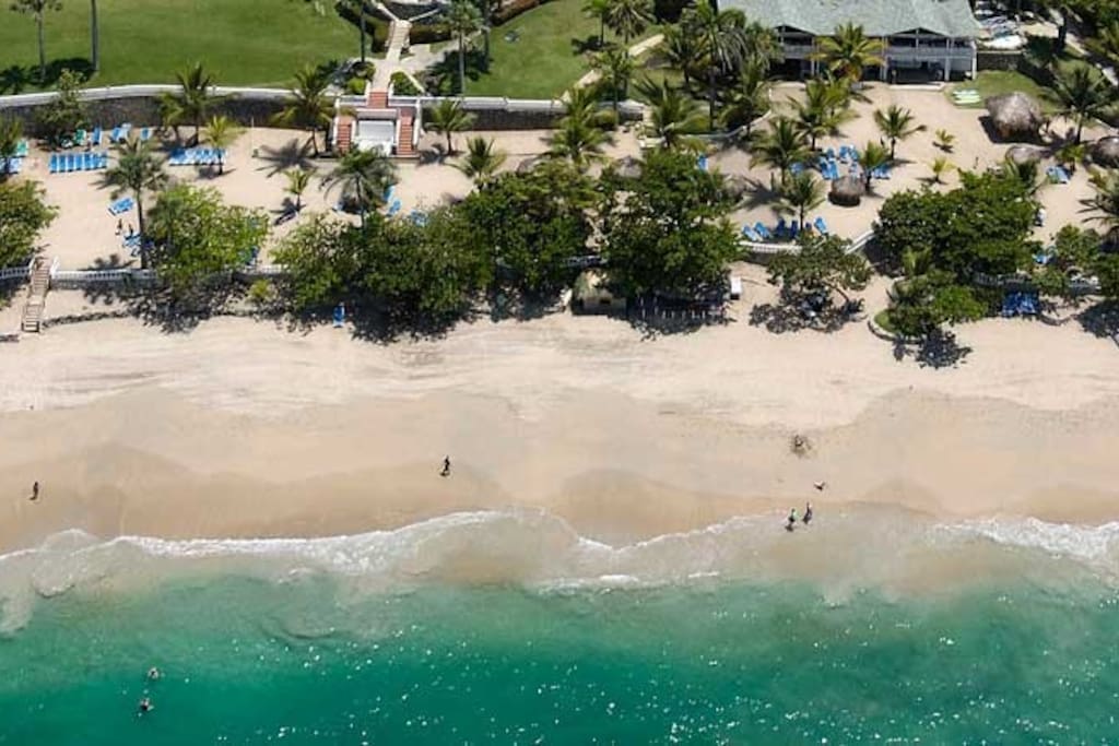 This resort has everything you could want in a vacation,
from ocean views and sandy beaches, to snorkeling, tennis or jogging.