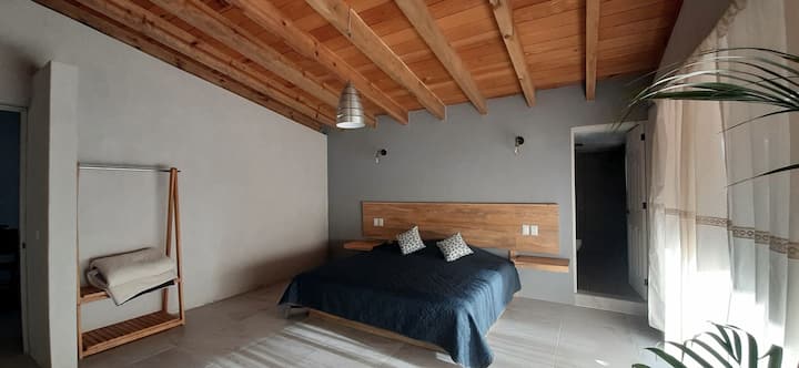 غرفة رئيسية جميلة بمقاس كبير وحمام كامل خاص وتراس كبير.