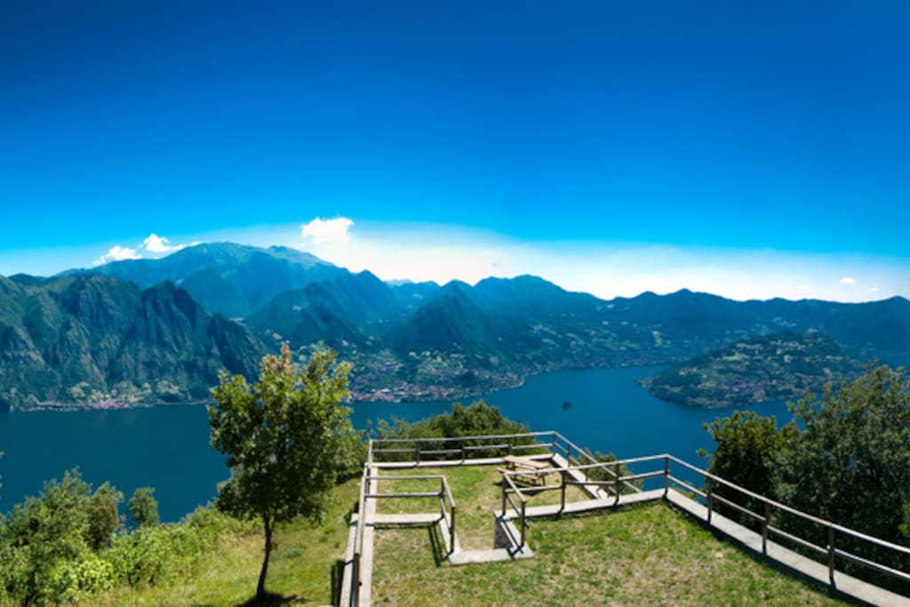panoramica della Vallecamonica, di Montisola e parte del lago d'iseo dal belvedere