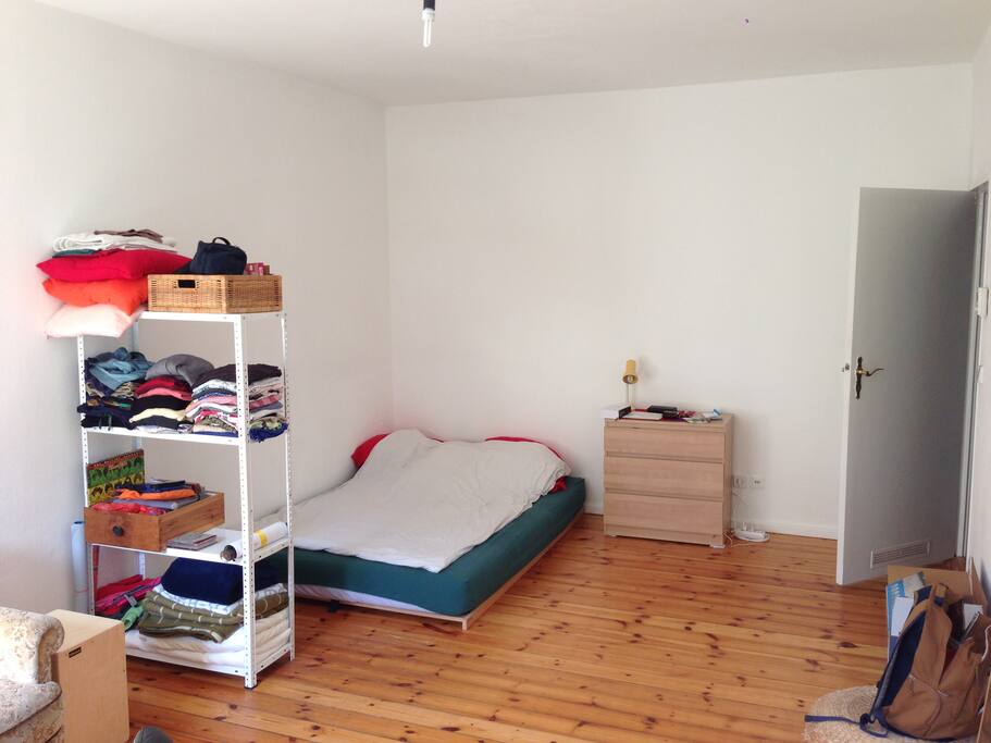 Bett (bed)
