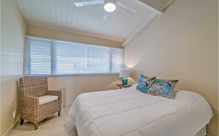 主卧配备标准双人床