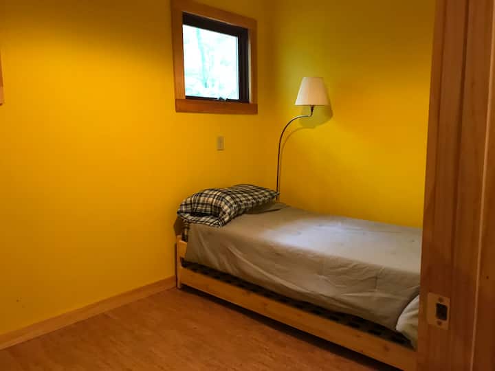 卧室配有两张单人床，可拼在一起