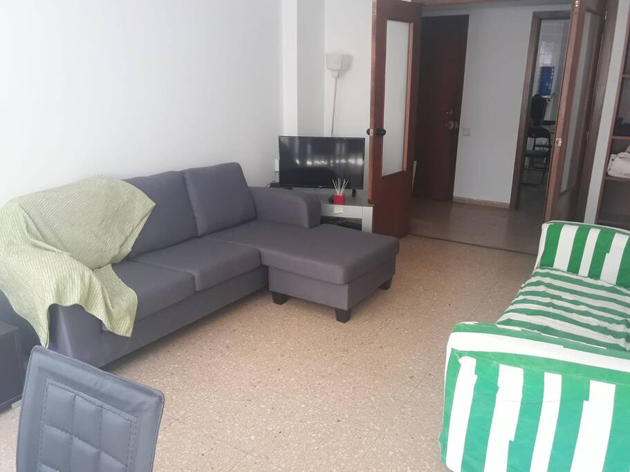 Salon con TV Y AIRE ACONDICIONADO
