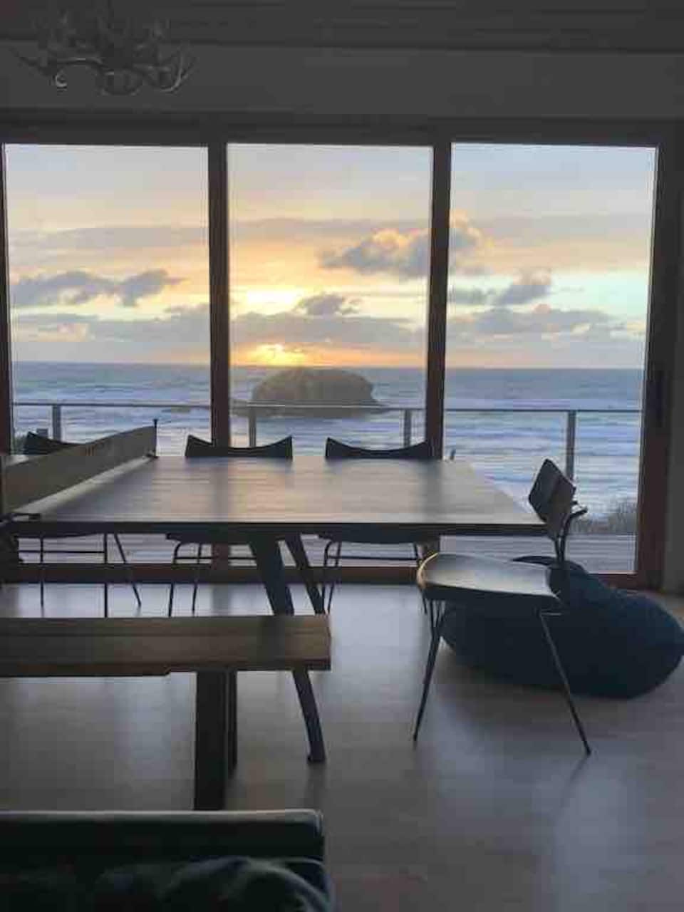 A Kundig-inspired glass house on Falcon Cove, Arch Cape, Oregon, United States, photo 3 of 10