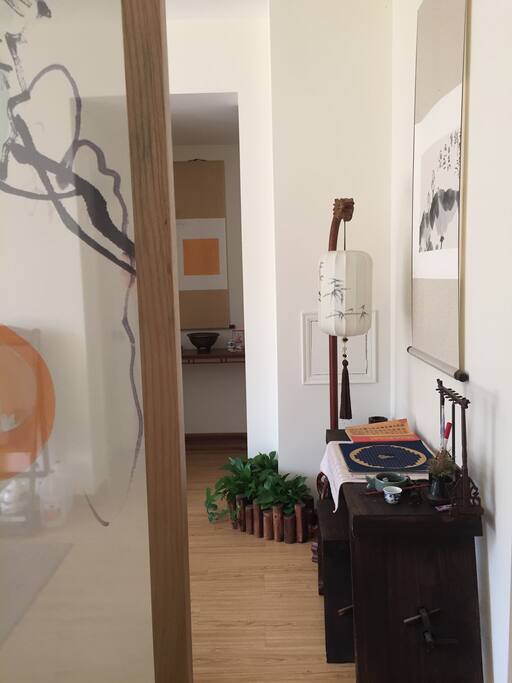 大门进来入眼帘的就是带有禅意的水墨画,进来没有任何陌生感,心生喜悦