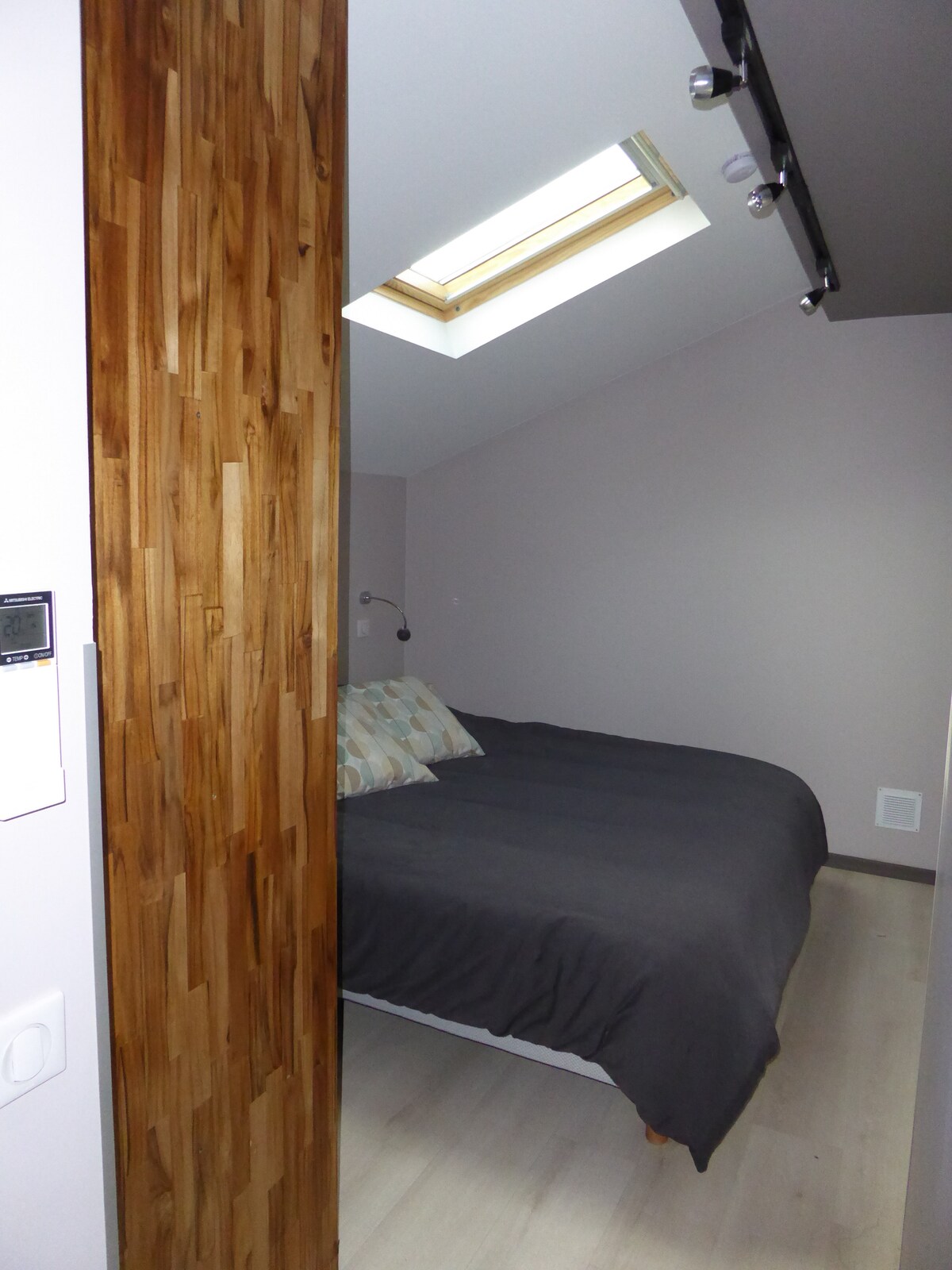 סוויטת הורים עם חדר רחצה ומקלחת ושירותים עצמאיים.