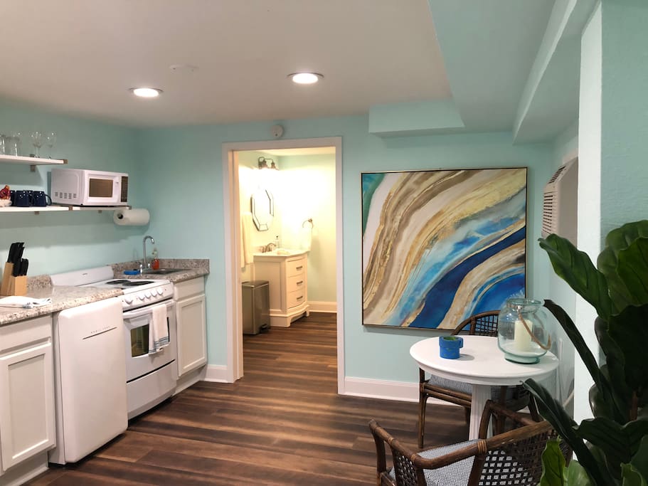 Newly remodeled suite with coastal interior touches from renowed interior design firm. Sitting area with table
and two chairs for dining, or working if the unfortunate situation arises when you need to check an email on your laptop. Separate air conditioning and heating unit with remote control - private to the Blue Lagoon Suite.
