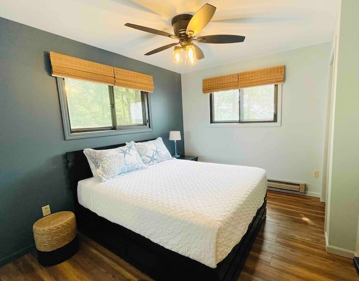 Dormitorio 2: segundo piso. Cama de matrimonio con cama nido doble extraíble. Vista al lago.  