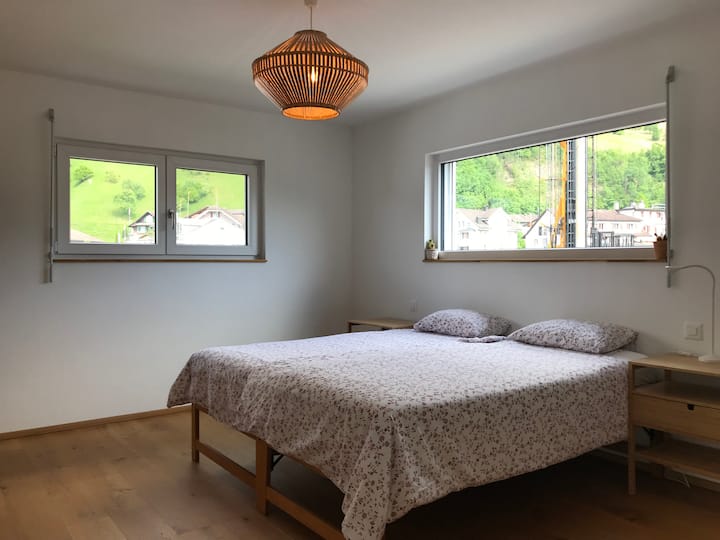 3. spálňa na strednom poschodí s manželskou posteľou King (180 × 200)