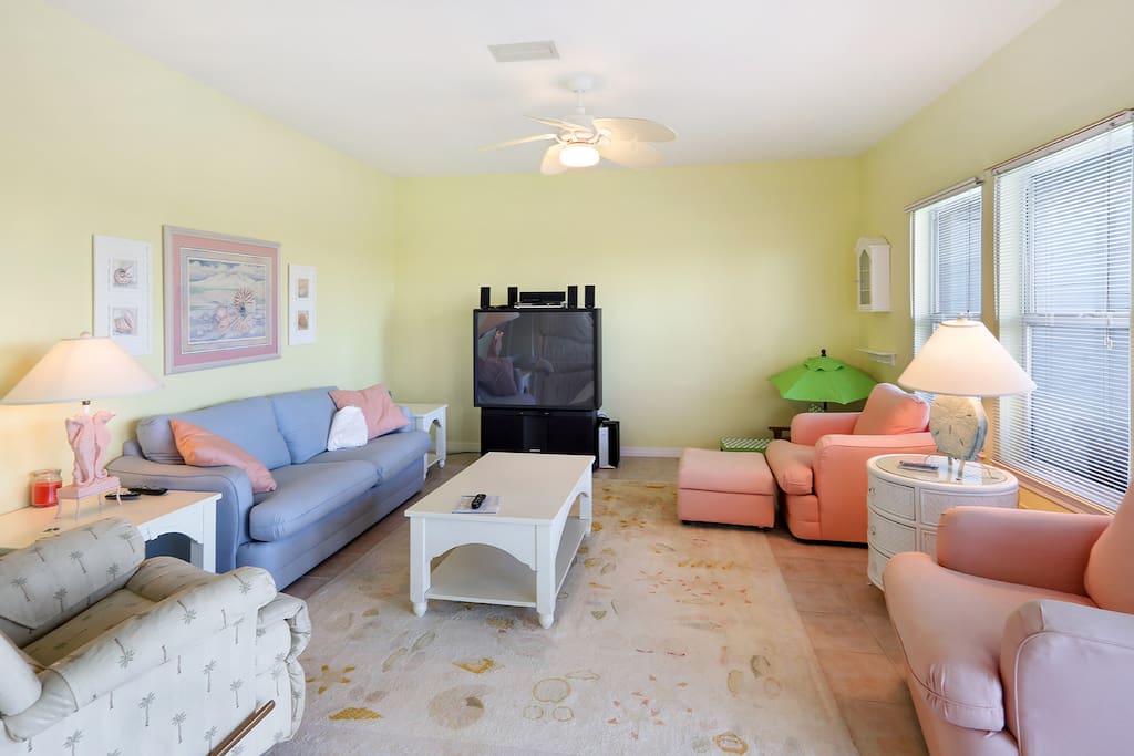 comfortable seating for 6 in living area