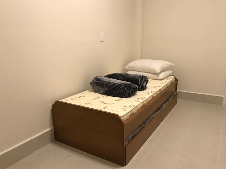 4号套房- 1张子母床和阳台。