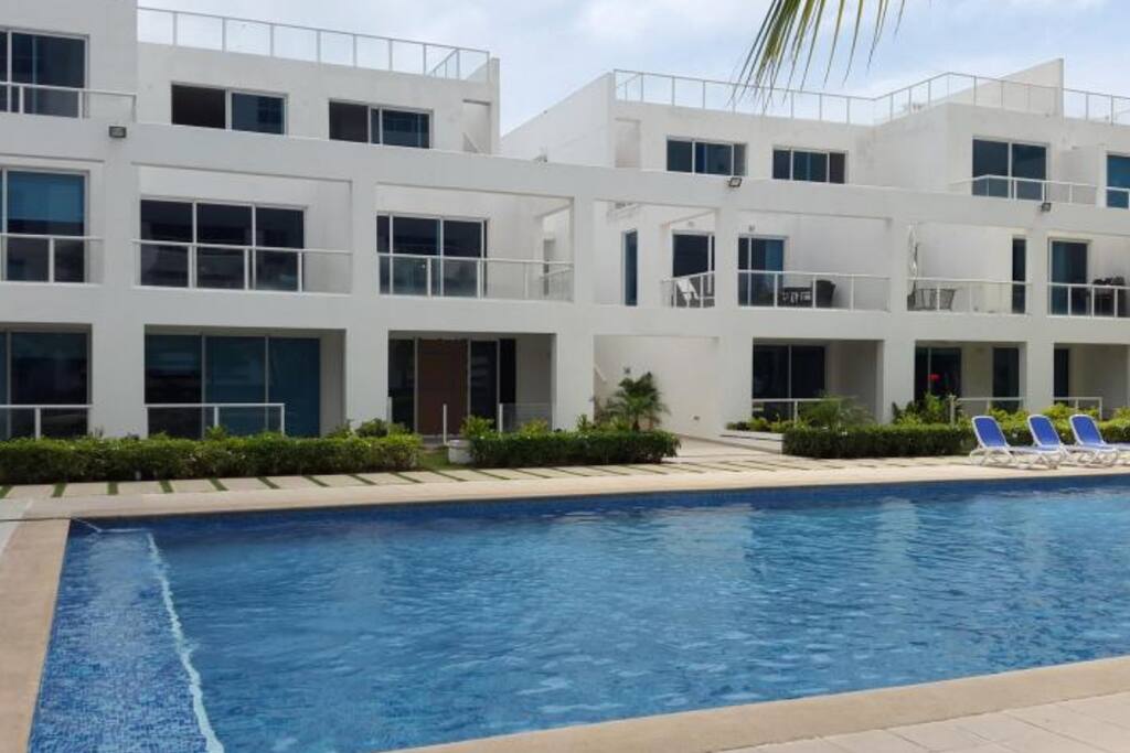 Piscina y Fachada de TownHouses