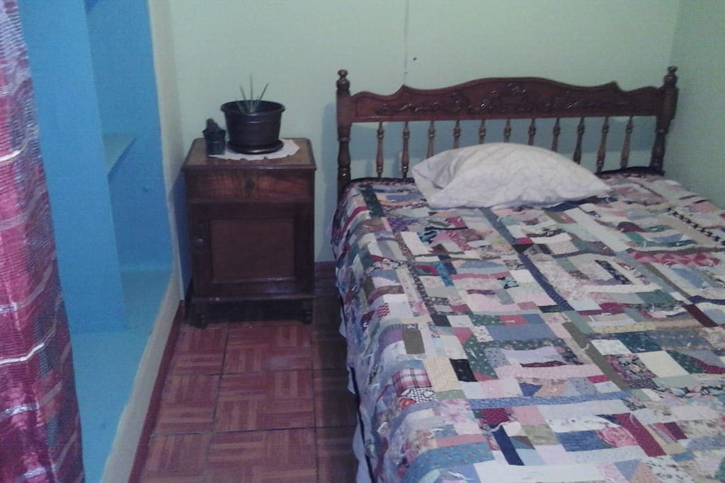 Cuarto, con abanico, closet, cama matrimonial.