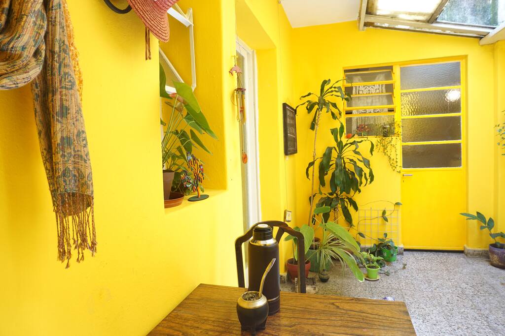Sala de estar con wifi y techo desmontable