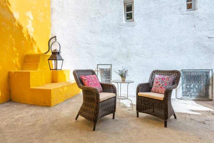 Alfama Central Apt With Open Air – Up to 30 guests gallery image 4