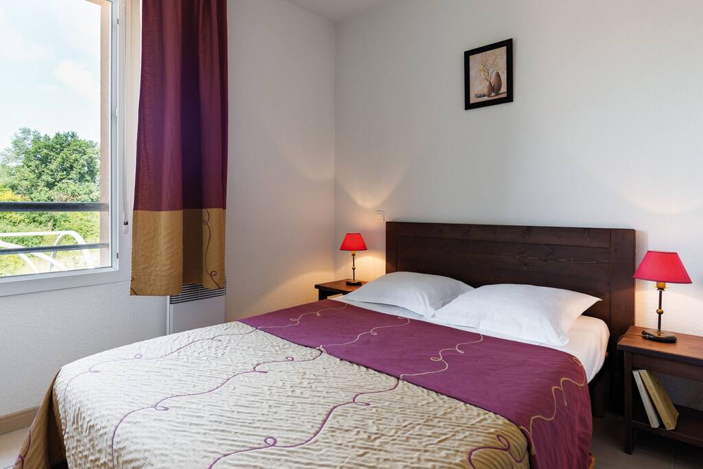 There is either a double bed or 2 twin beds in the 2 bedrooms.