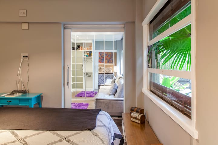 วิวห้องนอนใหญ่สำหรับตู้เสื้อผ้า (ห้องนอนแบบย้อนกลับได้) หมายเหตุ: ประตูบานเลื่อนในตัวจัดรูปแบบห้องและรักษาฟังก์ชั่นการใช้งานความเป็นส่วนตัวและความสง่างาม 