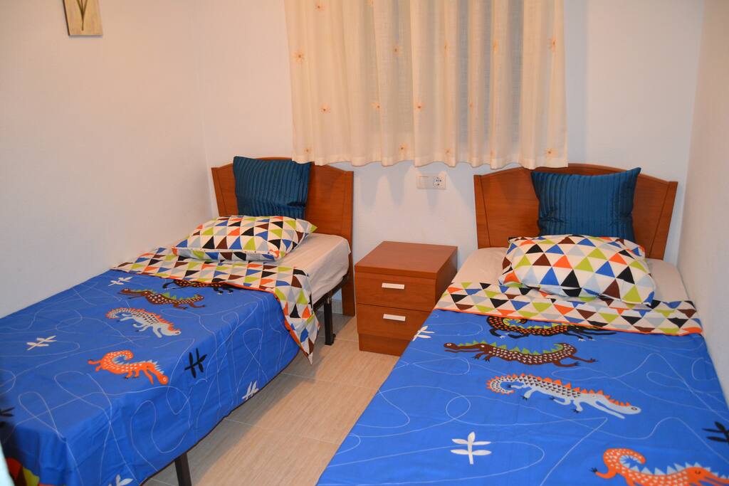Dormitorio II. Tiene armario empotrado.
