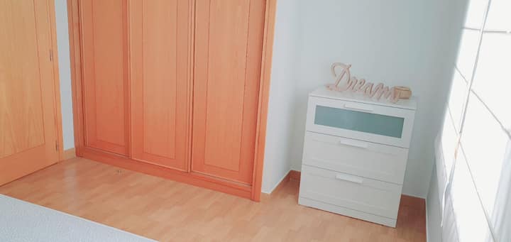 Chumba cha faragha kilichojengwa ili kuhifadhi kila kitu unachohitaji, pamoja na samani za droo.