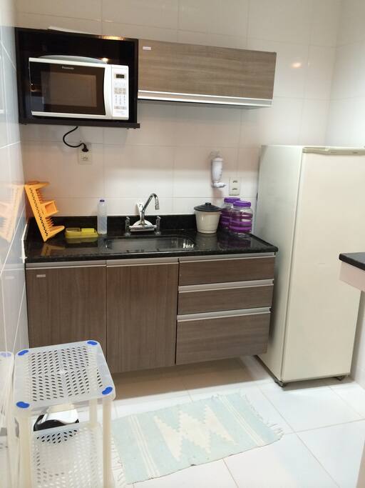 cozinha completa com fogao, geladeira, utensilios
