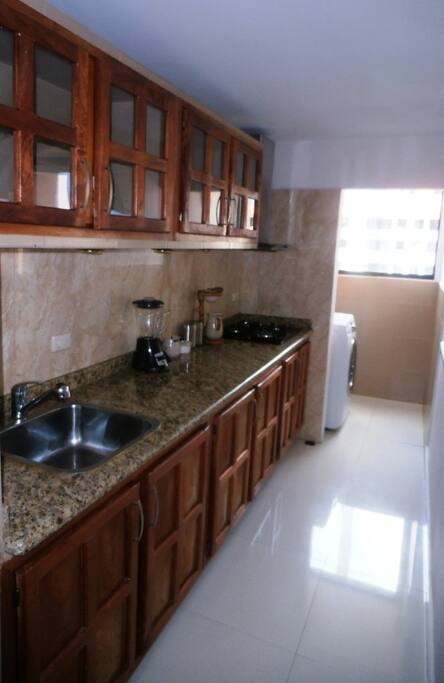 Cocina de gas, horno, microondas, lavadora, agua caliente