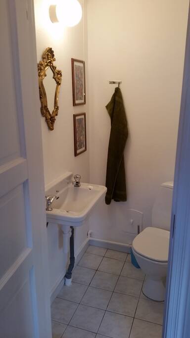 Toilet ved hovedindgang