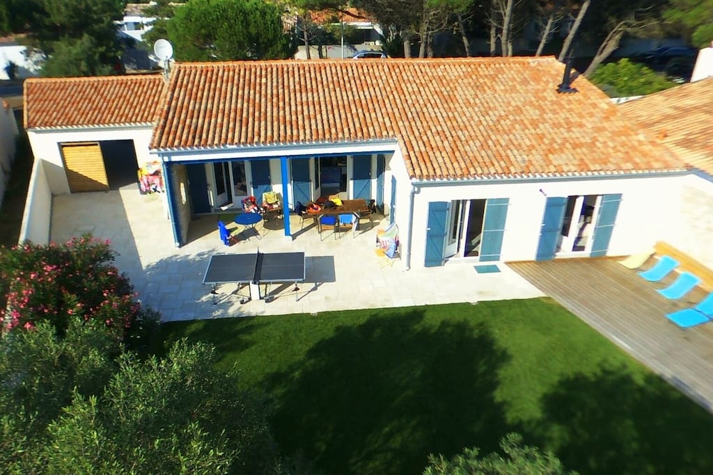 Grande terrasse avec table de ping pong et barbecue