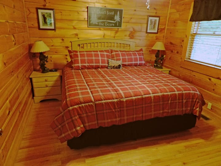 Dormitorio tamaño queen en el primer piso