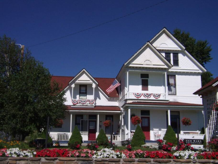 1898 Victorian Estates