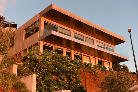 Airbnb em destaque: The  Bay House.:full ocean and  Funchal bay view em São Gonçalo