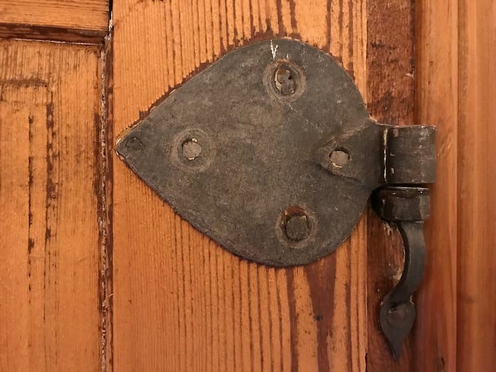 Detalj av beslag på den gamla dörren till sovrum HAGEN