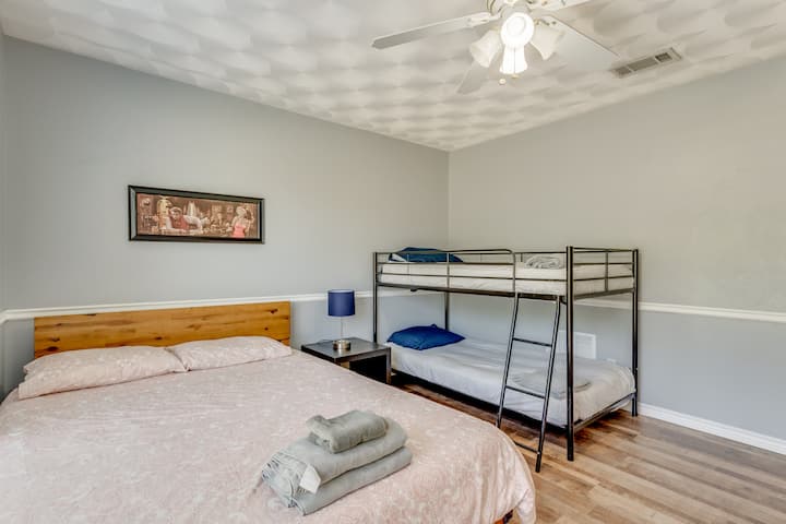 Cozy & Spacious Shared Room! 