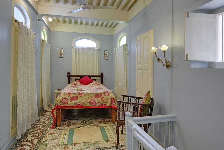 Compact double Room in Restored Heritage Home