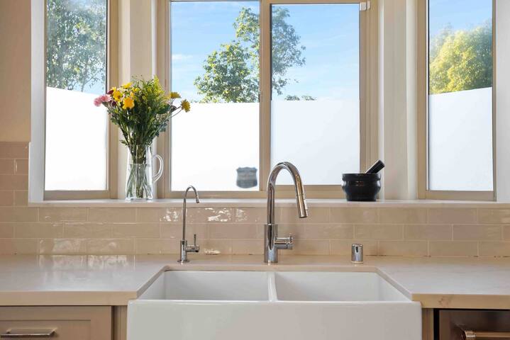 Gorgeous 4-bedroom villa close to beach gallery image 4