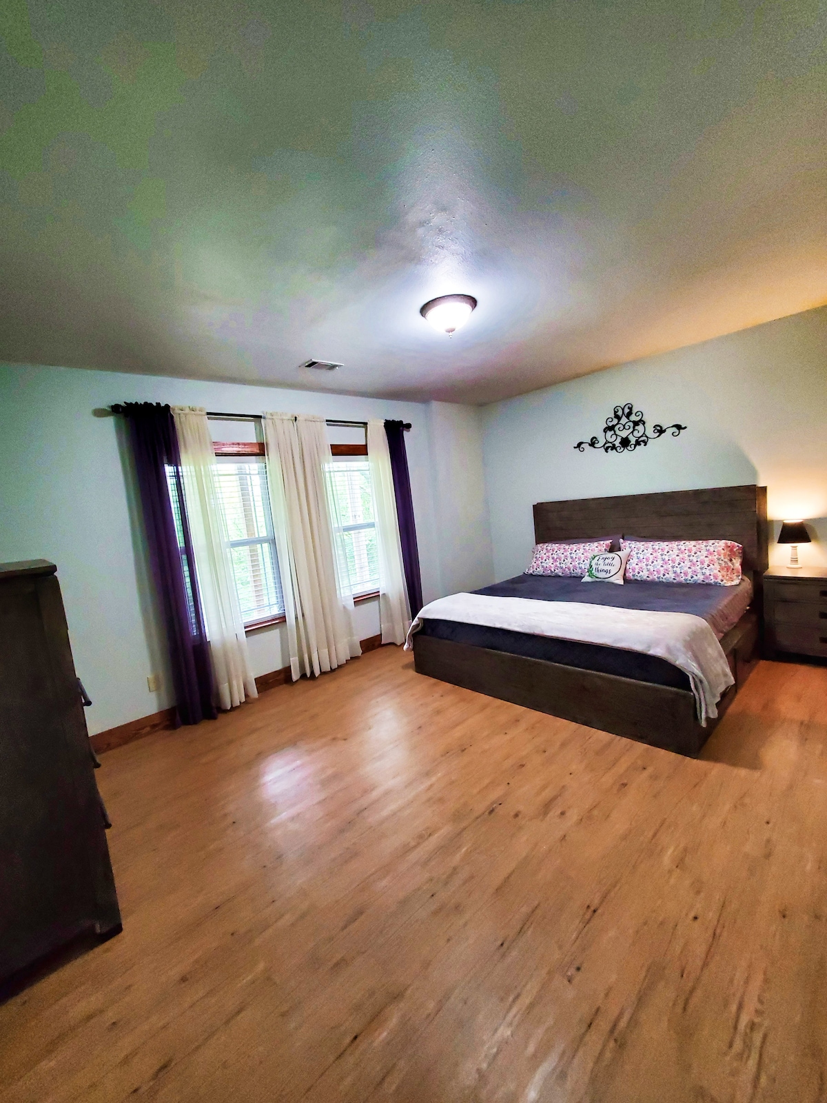 ห้องนอนผู้เข้าพัก 2 ตั้งอยู่ในชั้นใต้ดินแบบวอล์คเอาท์มีเตียงขนาดคิงไซส์โต๊ะข้างเตียงพร้อมพอร์ต USB และเครื่องเสียงในตัว 