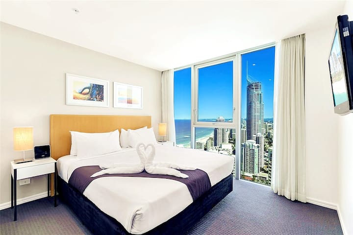 Bedroom1 has a super king-size bed. Wonderful ocean view, sunny, clean and spacious, linen comfortable.