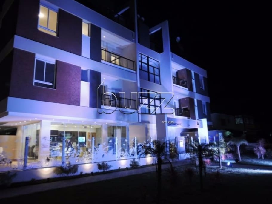 Fachada (noite)