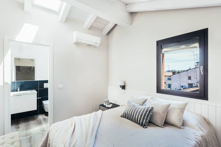 El segundo dormitorio está en el piso superior y tiene una cama doble o dos camas individuales y otra cama individual también hay un baño con ducha.