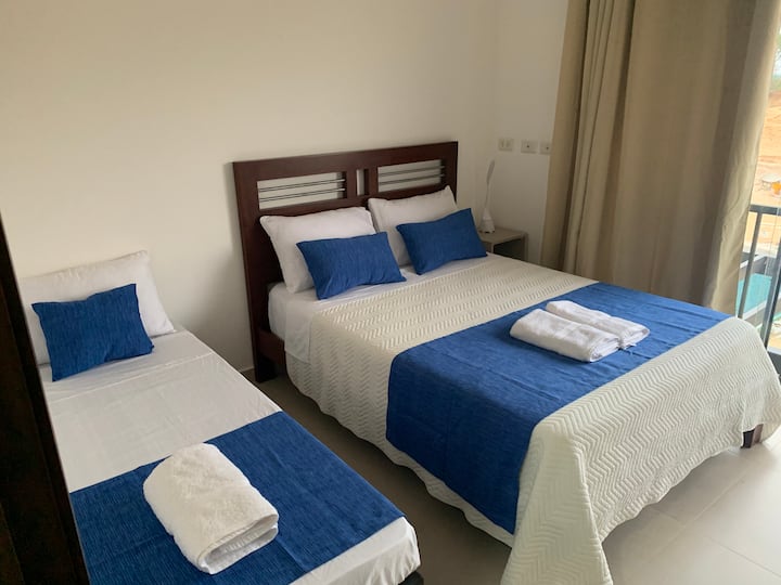 Ოთახი, რომელიც ეზოს გადაჰყურებს.