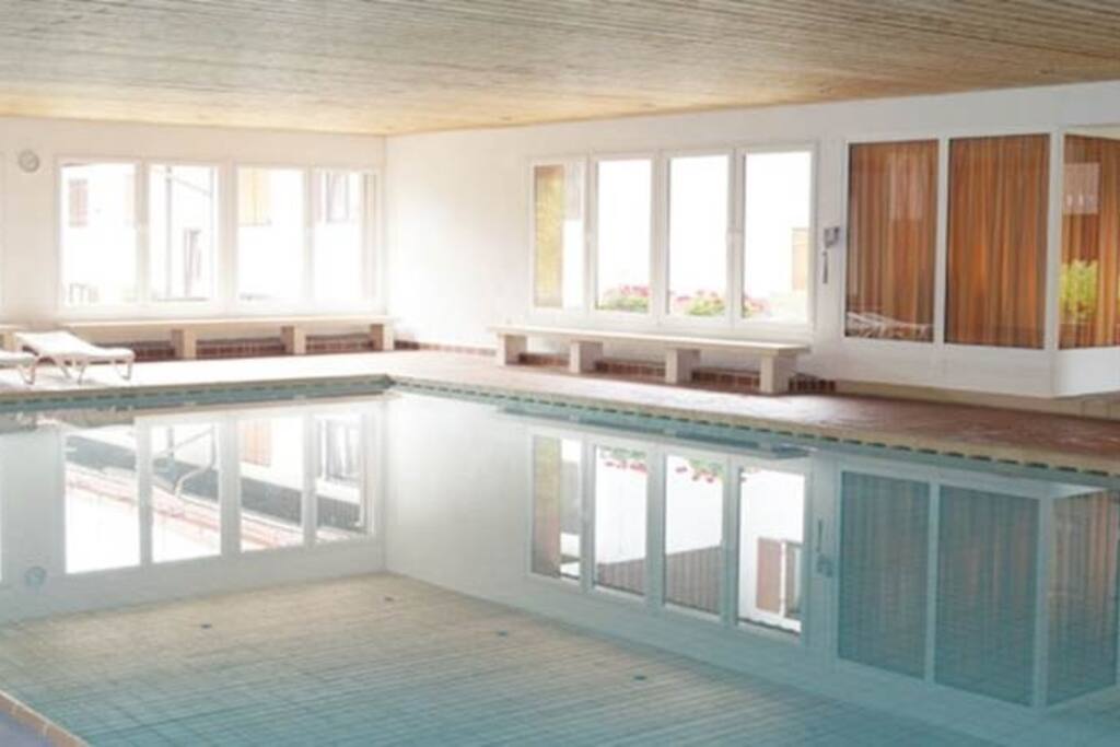 Großes, helles Schwimmbad