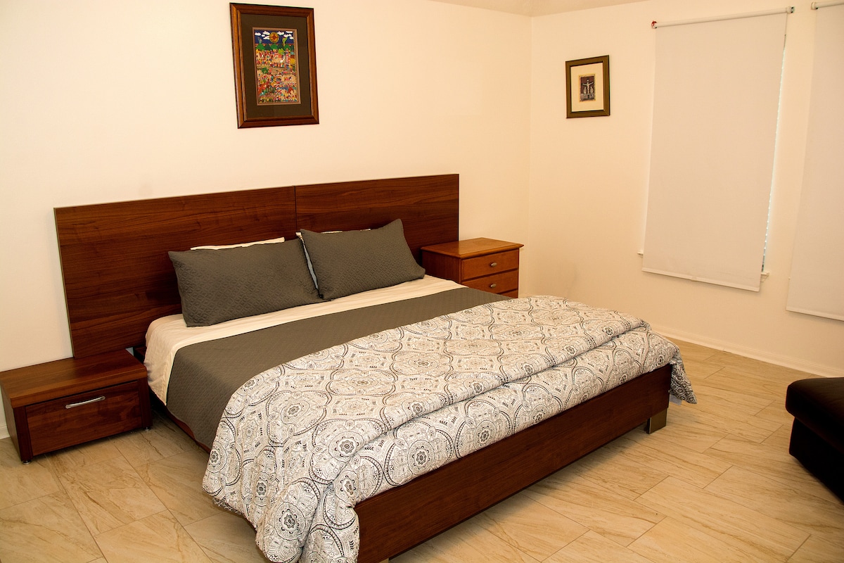 ماستر كينغ BR#1 - استيقظ منتعشًا ومسترخيًا في سريرك المريح جدًا TempurPedic بحجم كينغ مع إطار تشطيب من الجوز في غرفة النوم الرئيسية في الطابق السفلي...
خالٍ من السجاد !:-)