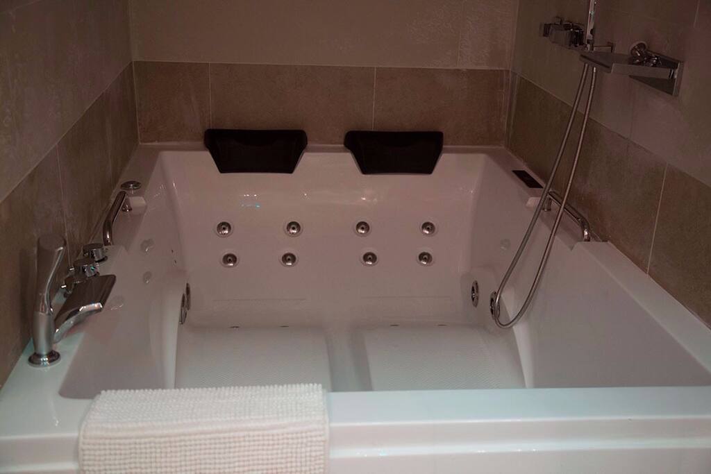 Jacuzzi de 1,5x2 metros privado en la habitacion
